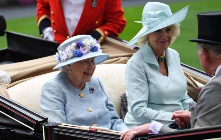 Елизавета II пожелала, чтобы жена принца Чарльза получила титул королевы-консорта 