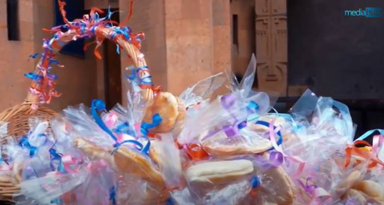 Աղի բլիթ, ջուր բերող սիրելի և շատ սեր. Հայ Առաքելական եկեղեցին նշում է Սուրբ Սարգսի տոնը (տեսանյութ)