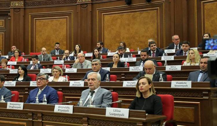 ՔՊ-ական պատգամավորներին հրահանգվել է լռել, մինչև վերևներից չհրահանգեն՝ ինչ ասել և ինչպես․ «Հրապարակ»