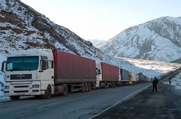 Լարսում կուտակված է 145 բեռնատար