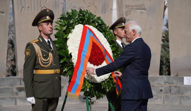 Նորընտիր նախագահ Վահագն Խաչատուրյանն այցելել է «Եռաբլուր» զինվորական պանթեոն