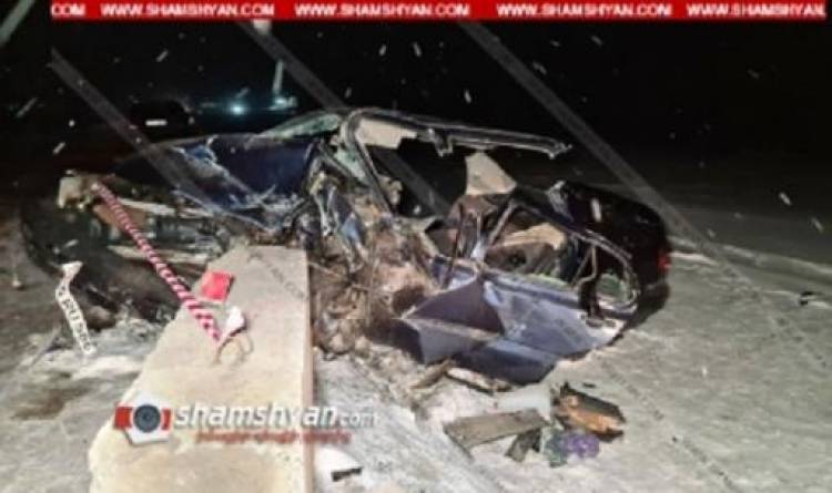 Արագածոտնում բախվել են Volkswagen Vento-ն և Opel Zafira-ն, ապա բախվել են արգելապատնեշներին. կա 1 զոհ