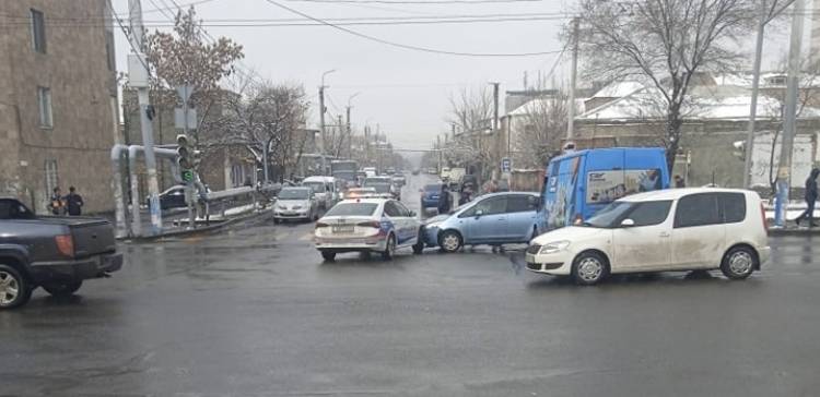 Պարեկների մեքենայի մասնակցությամբ վթարի պատճառով Աթոյան-Էրեբունի խաչմերուկում խցանում է (լուսանկար)
