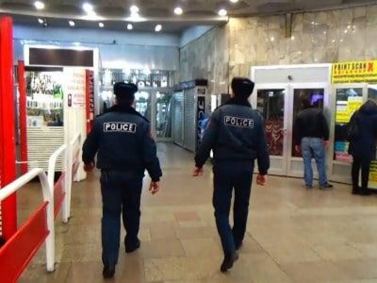 Մետրոյի «Բարեկամություն» կայարանում անչափահաս տղաների մոտ զենք են գտել