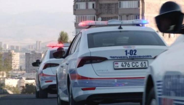 Պարեկների հետապնդման ժամանակ Mercedes-ից նետել են պայուսակ, որում եղել է ատրճանակ և դանակ