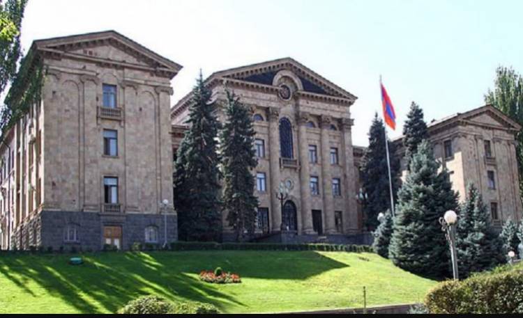 «Իրենք իրենցով». «Փաստ»