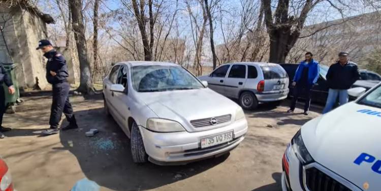 Պարեկները, կոտրելով մեքենայի ապակին, անգիտակից տղամարդուն հանել են սրահից