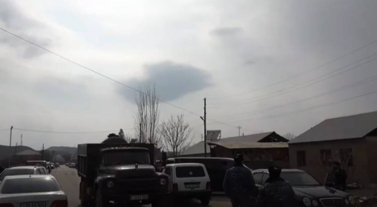 Ուրցաձորում լրագրողի նկատառումից հետո միայն ոստիկանները ցրեցին ընտրատեղամասի մոտ հավաքվածներին