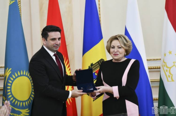 Վալենտինա Մատվիենկոն պարգևատրել է Ալեն Սիմոնյանին