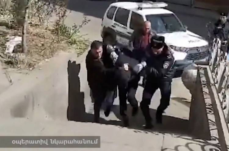 Դիմակավորված անձինք կրակել են Քաջարանի ոստիկանապետի ուղղությամբ