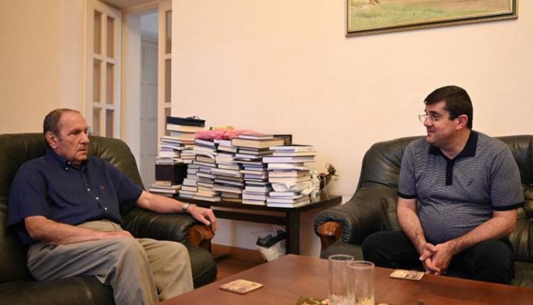 Լևոն Տեր-Պետրոսյանը հանդիպել է ԼՂՀ նախագահ Արայիկ Հարությունյանի հետ
