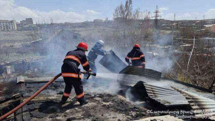 Խոշոր հրդեհ՝ երևանյան տան տանիքում