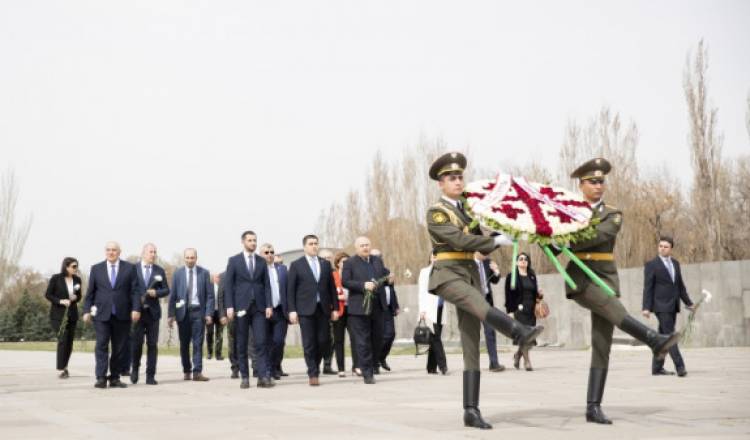 Վրաստանի խորհրդարանի նախագահն ու խորհրդարանականներն այցելել են Ծիծեռնակաբերդ
