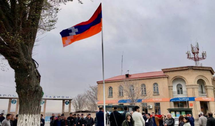 Արտաշատի հրապարակում քաղաքացիները տեղադրում են Արցախի դրոշը. Իշխան Սաղաթելյան