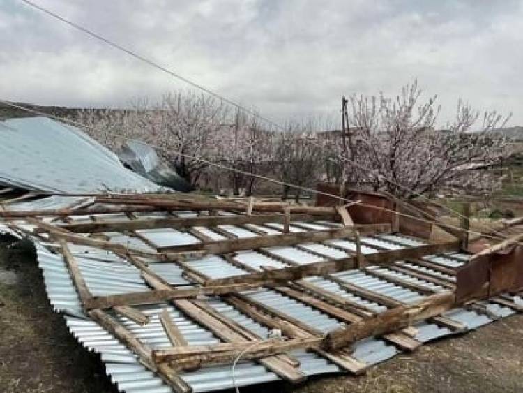 Մարզերում և Երևանում քամին վնասել է տանիքներ, տրանսպորտային միջոցներ, ծառեր և գովազդային վահանակներ