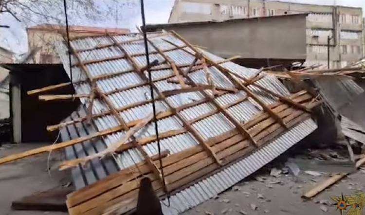 Քամին ավերել է Երևանի և մարզերի մի շարք շինություններ, ծառեր են տապալվել