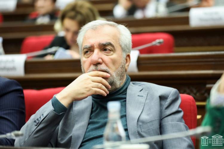 Ովքեր են ուղղորդում Անդրանիկ Քոչարյանին. «Հրապարակ»