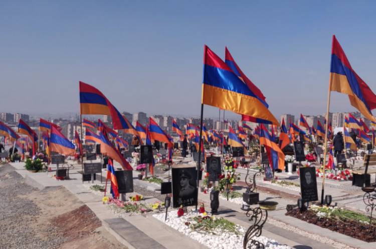 Ո՞նց կարելի է գիշերը մեքենայով գալ ու սրբել-տանել ամեն ինչ՝ անգամ խաղալիքներ․ Մխիթար Գալեյանի մայրն ահազանգել է Եռաբլուրից կատարված գողության մասին