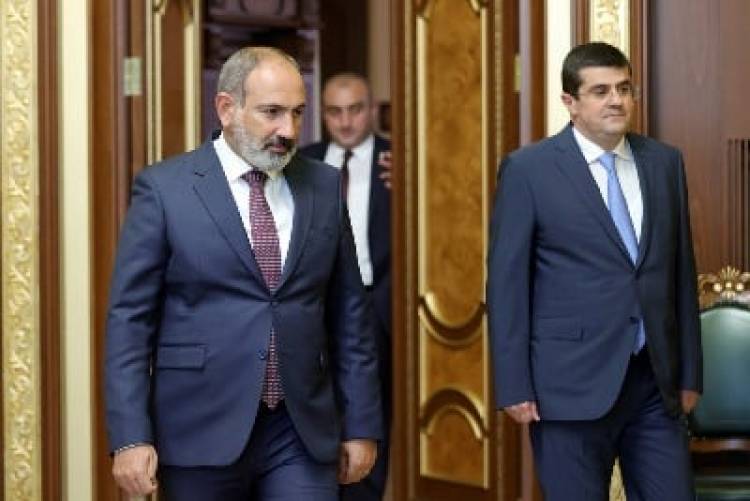 Մոսկվա մեկնելուց առաջ ինչի՞ մասին են խոսել Փաշինյանն ու Հայությունյանը․ «Իրավունք»