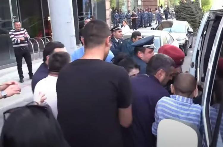 Ոստիկանությունը ՔՊ-ի գրասենյակի դիմացից բերման է ենթարկվել 11 քաղաքացու