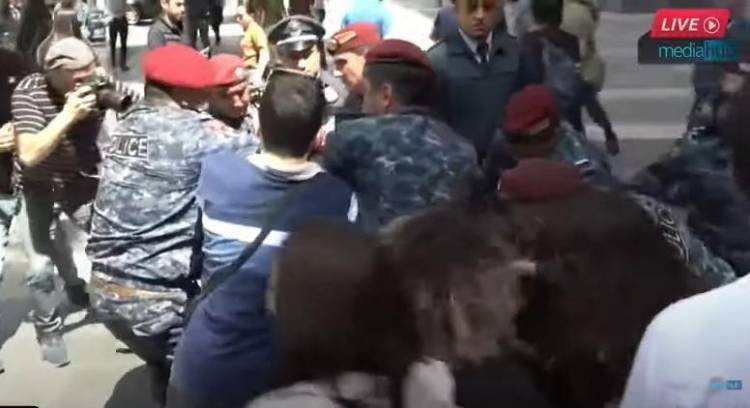 Փաշինյանին զուգարանի թուղթ ու կալանավայրում օգտագործելու այլ պարագաներ բերած քաղաքացիներից 2-ն այս պահին ոստիկանությունում են