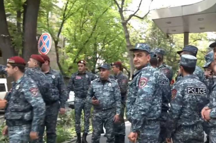 Ոստիկանները ՀՅԴ գրասենյակից բերման են ենթարկել երեք երիտասարդի, այդ թվում աշխատակիցներից մեկին
