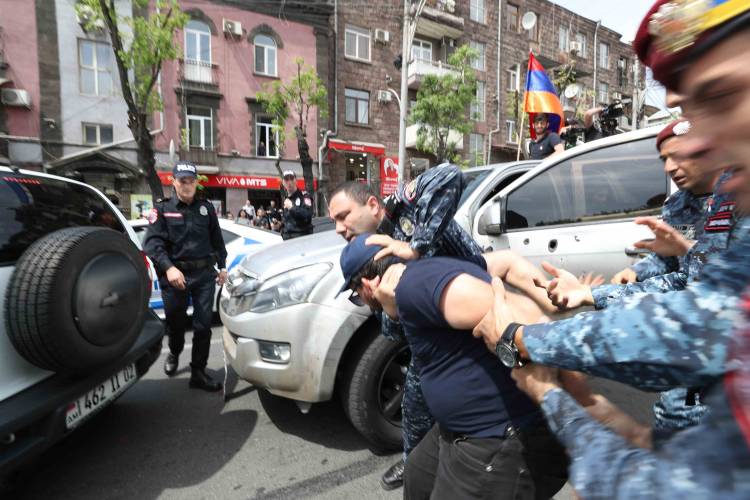 ՖՈՏՈՇԱՐՔ. Արթուր Վանեցյանի աջակիցների նկատմամբ ոստիկանությունը բիրտ ուժ կիրառեց
