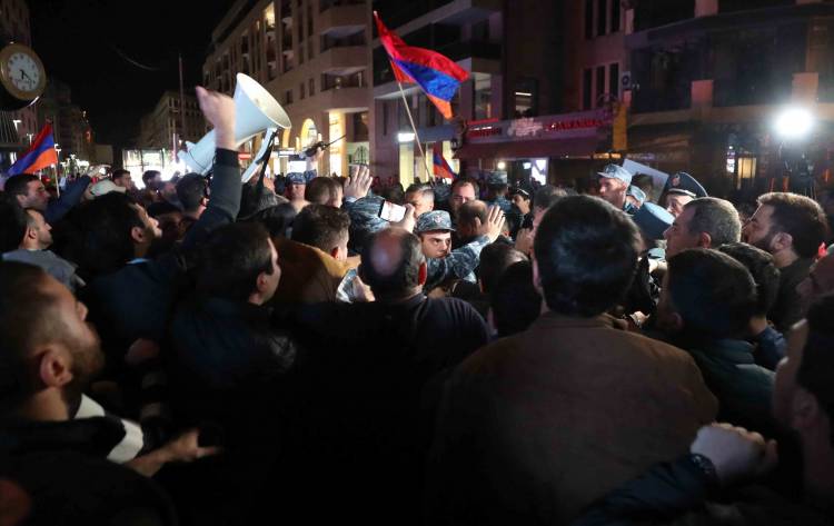 ՖՈՏՈՇԱՐՔ. պայքարի 12-րդ օր. Արթուր Վանեցյանի և գաղափարակիցների քայլերթը Երևանում. ոստիկանները հրմշտում և քաշքշում են ակցիայի մասնակիցներին