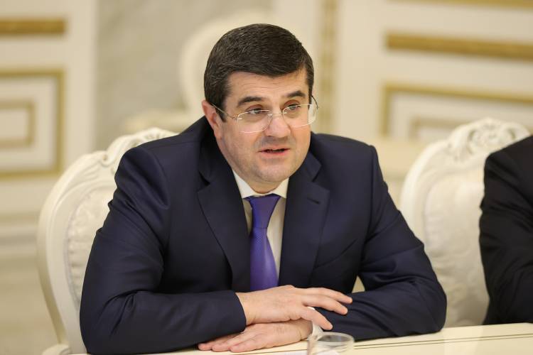 Արայիկ Հարությունյանն իր գործողությունները համաձայնեցնում է Կրեմլի՞, թե՞ Երեւանի հետ․ «Հրապարակ»