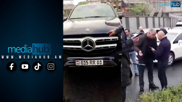 Թանկարժեք Mercedes-ի վարորդը գլխով հարվածում է ցուցարարին, ոստիկանը որևէ գործողություն չի ձեռնարկում նշված փաստի առիթով