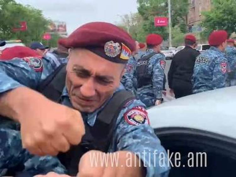 «Հայի ամուր բազուկ». Տիգրան Աբրահամյանը բռունցքով հարվածող ոստիկանի լուսանկար է հրապարակել