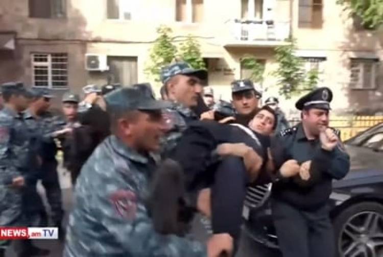 Քոչար-Վաղարշյան խաչմերուկում ոստիկանները մայթից բերման ենթարկեցին ցուցարարներին, որոնք արդեն բացել էին փողոցը