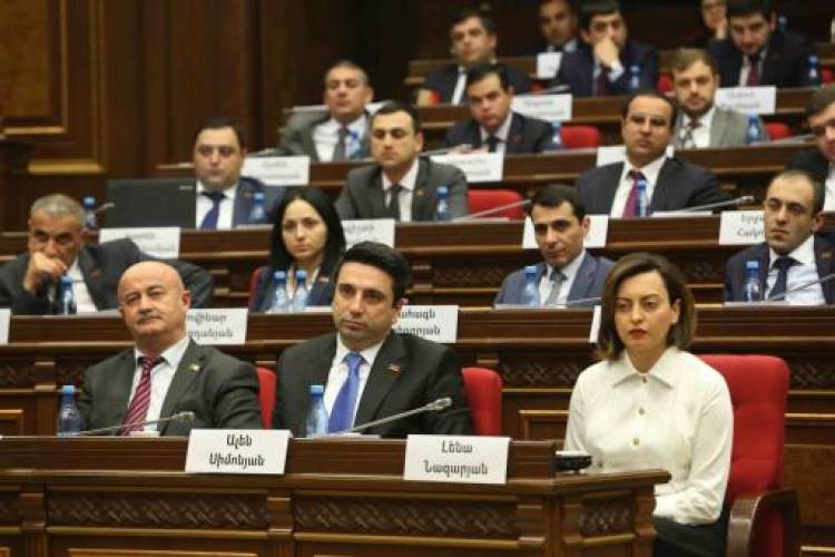 ՔՊ-ական պատգամավորներն ի՞նչ ունեն ասելու դրսում հավաքված ժողովրդին. «Հրապարակ»