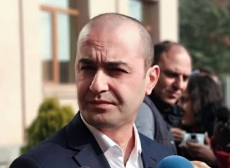 Նոր ռեկորդներ. ձերբակալված երիտասարդ կնոջն արդեն 6 ժամից ավելի է՝ պահում են արգելանքի տակ. Ամրամ Մակինյան