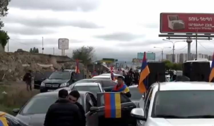 «Դիմադրություն» շարժման անդամներն ավտոերթով շարժվում են դեպի Գյումրի