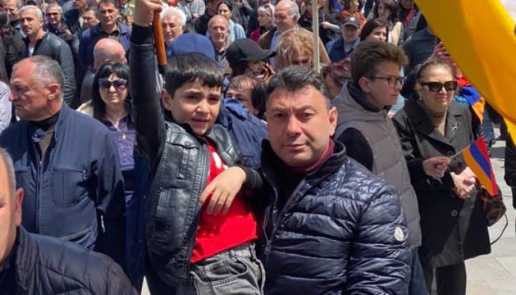 Եթե սրտիդ դարդ է եղել թշնամու դրոշ այրելը՝ ադրբեջանական դրոշը վերցրու ու ինքդ գնա Բաքու. Շարմազանով