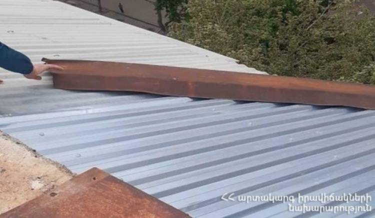 Փրկարարները թիթեղյա կառուցատարրեր են ապամոնտաժել Երևանի երկու շենքերի տանիքներից