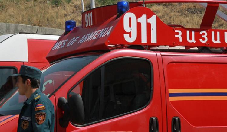 Փրկարարները թիթեղյա կառուցատարրեր են ապամոնտաժել Երևանի երկու շենքերի տանիքներից