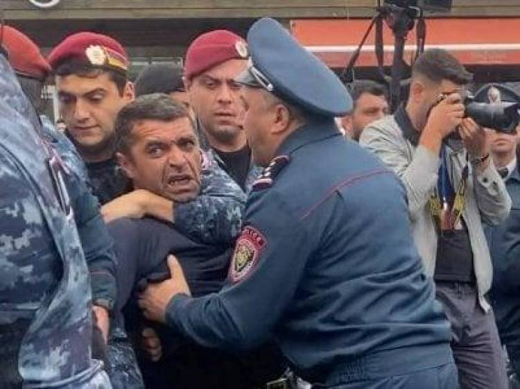 Ոստիկանությունն ապօրինի բերման է ենթարկել ակցիայի 100-ից ավելի մասնակիցների. Սաղաթելյան