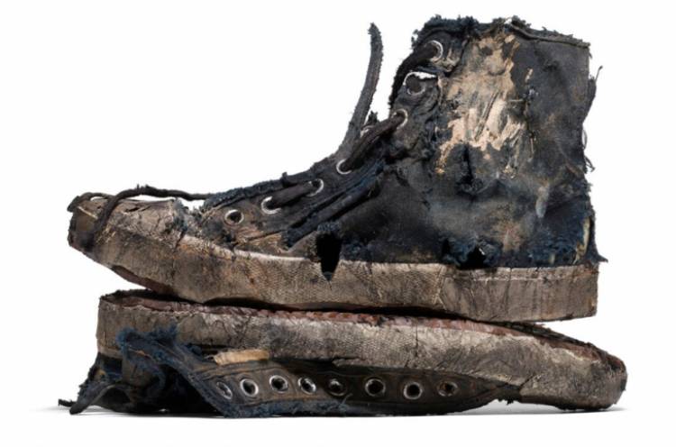 Balenciaga-ն ներկայացրել է կեղտոտ, պատառոտված նոր կոշիկների շարք՝ 1600 դոլար արժողությամբ