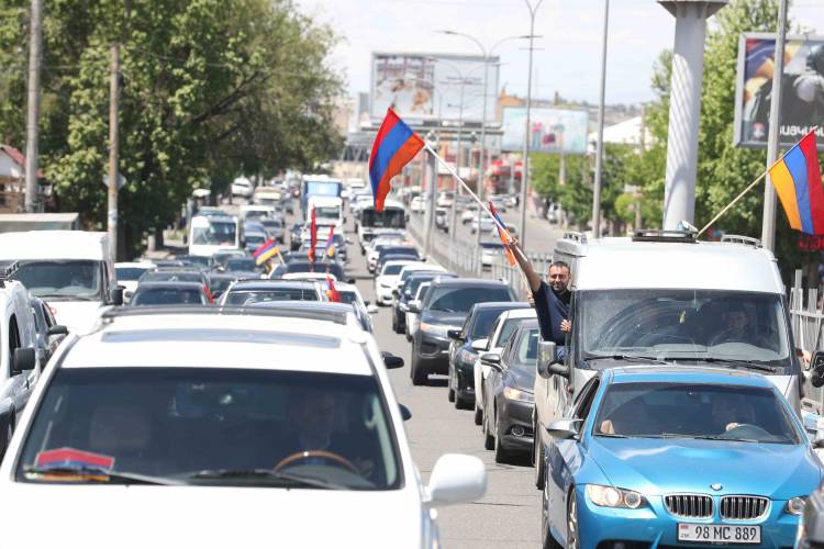 ՖՈՏՈՇԱՐՔ. ընդդիմադիրների ավտոերթը «Զվարթնոց» օդանավակայանից դեպի Կենտրոն