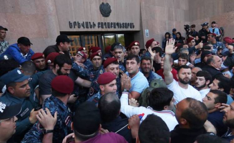 Քաղաքապետարանի աշխատողները պատուհաններից հետեւում էին ակցիային․ «Հրապարակ»
