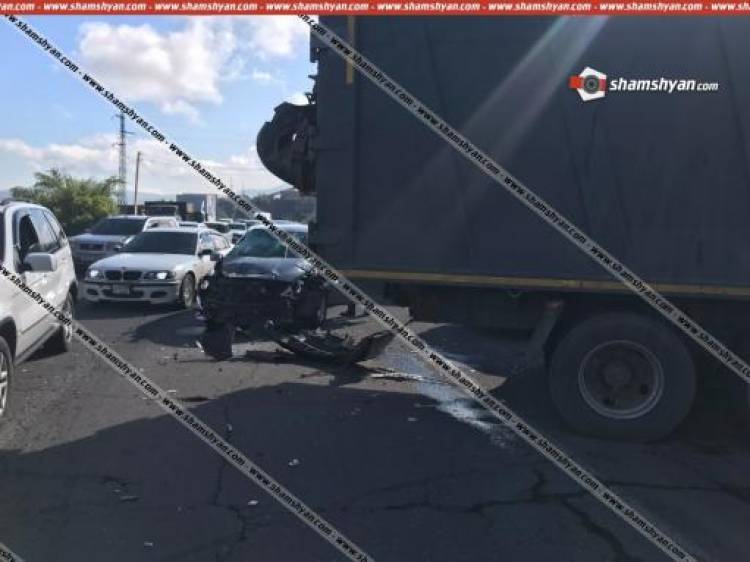 Կոտայքի մարզում բախվել են Nissan-ն ու КамАЗ-ը, կան վիրավորներ