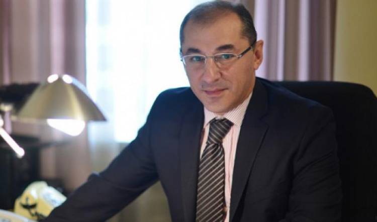 Իսկ այս դեպքում չպե՞տք է արդյոք ձերբակալվեր նախ Թոռնիկ անունով անձը, ով անընդմեջ ինքն էր առաջարկում իր ծառայությունները փողի դիմաց. Արամյան
