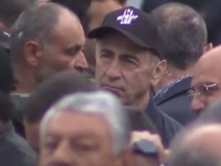 Ռոբերտ Քոչարյանը Ֆրանսիայի հրապարակում է