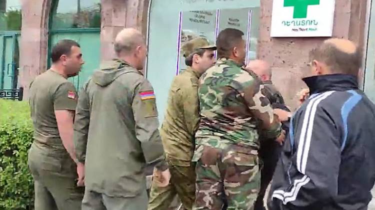 Armenian law enforcement obstruct journalists covering protest in Yerevan