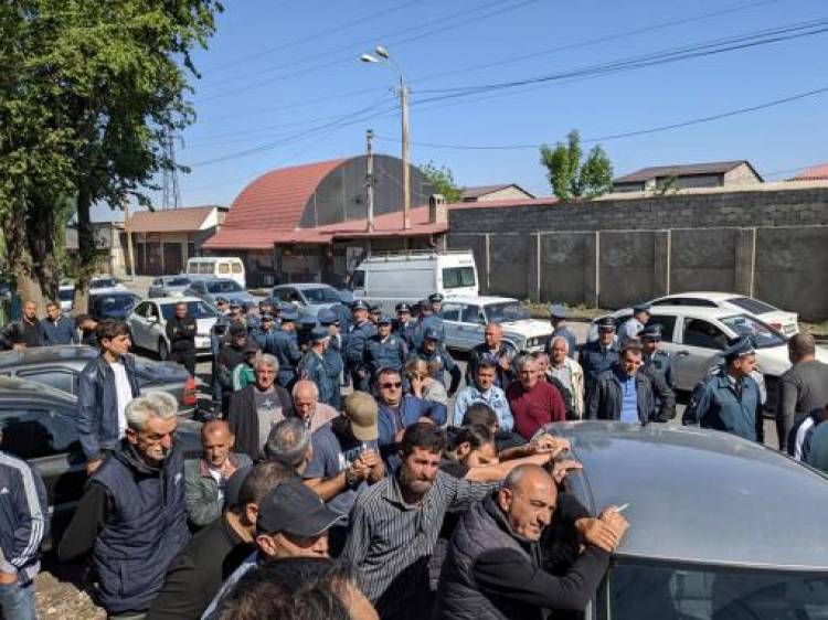Ժամը 12:15-ի դրությամբ ոստիկանություն է բերման ենթարկվել ակցիայի 414 մասնակից