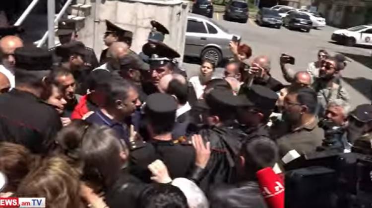 «Վախկոտ, Նիկոլի շուն». զոհվածների ծնողների և ոստիկանների միջև քաշքշուկ սկսվեց
