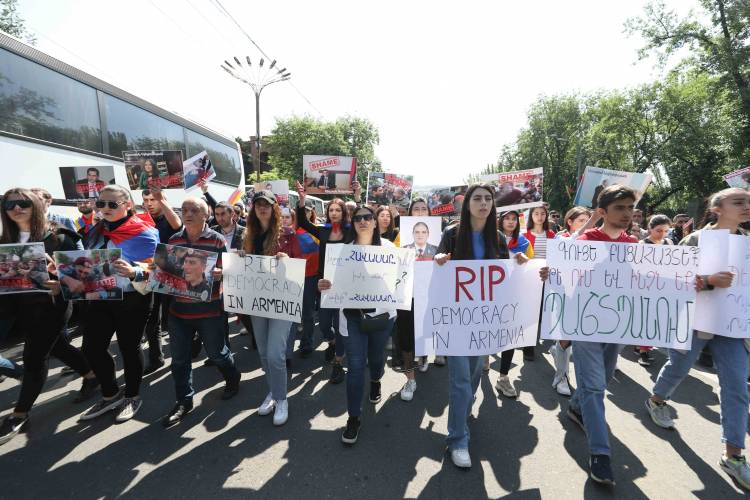 ՖՈՏՈՇԱՐՔ. ՀՀ-ի և Լիտվայի նախագահների հանդիպումը՝ ընդդիմադիրների վանկարկումների ներքո