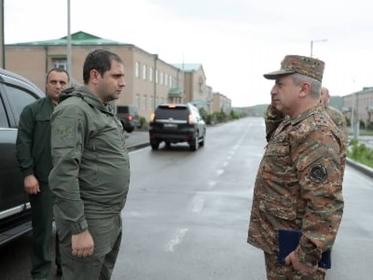 Սուրեն Պապիկյանը պարգեւատրել է 3-րդ բանակային զորամիավորման առավել աչքի ընկած զինծառայողներին
